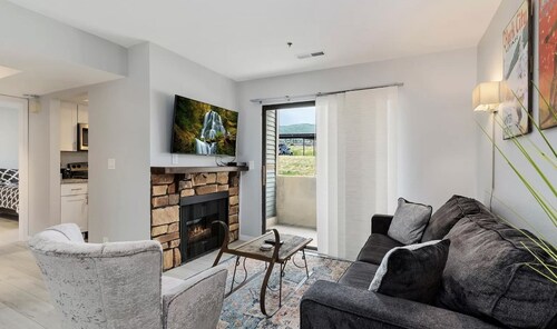 New! Remodeled Ski & Hiking Retreat - 5 min from resort!