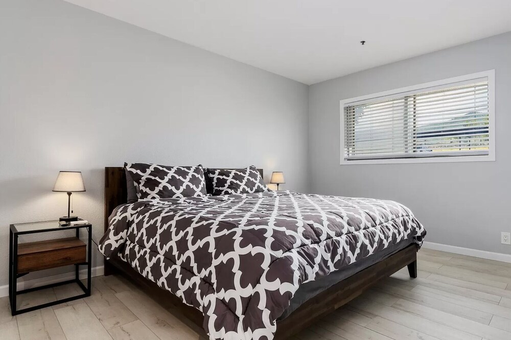 New! Remodeled Ski & Hiking Retreat - 5 min from resort!