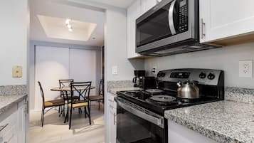 Frigorífic, microones, forn i placa de cuina