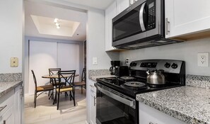 Een koelkast, een microgolfoven, een oven, een kookplaat