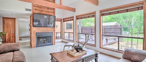 Televisión, chimenea, monitor de computadora