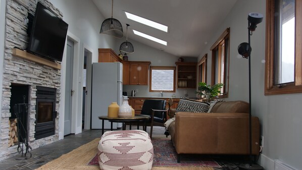 Smart TV, fireplace, stereo