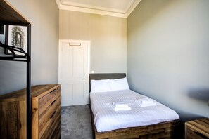 3 quartos, escrivaninha, ferros/tábuas de passar roupa