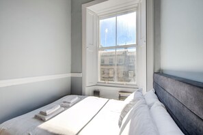 3 bedrooms, desk, iron/ironing board, internet