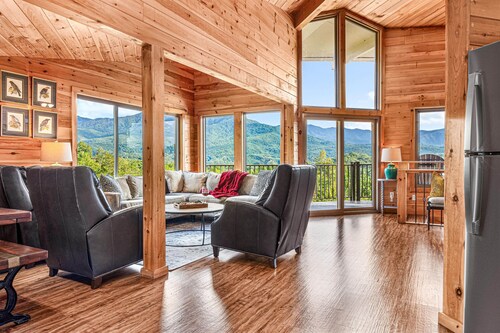 Amazing Panoramic Views + Fire Pit + Hot Tub