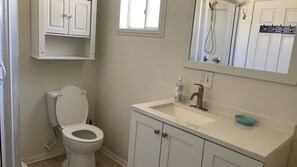 Duschwanne, Haartrockner, Handtücher, Seife