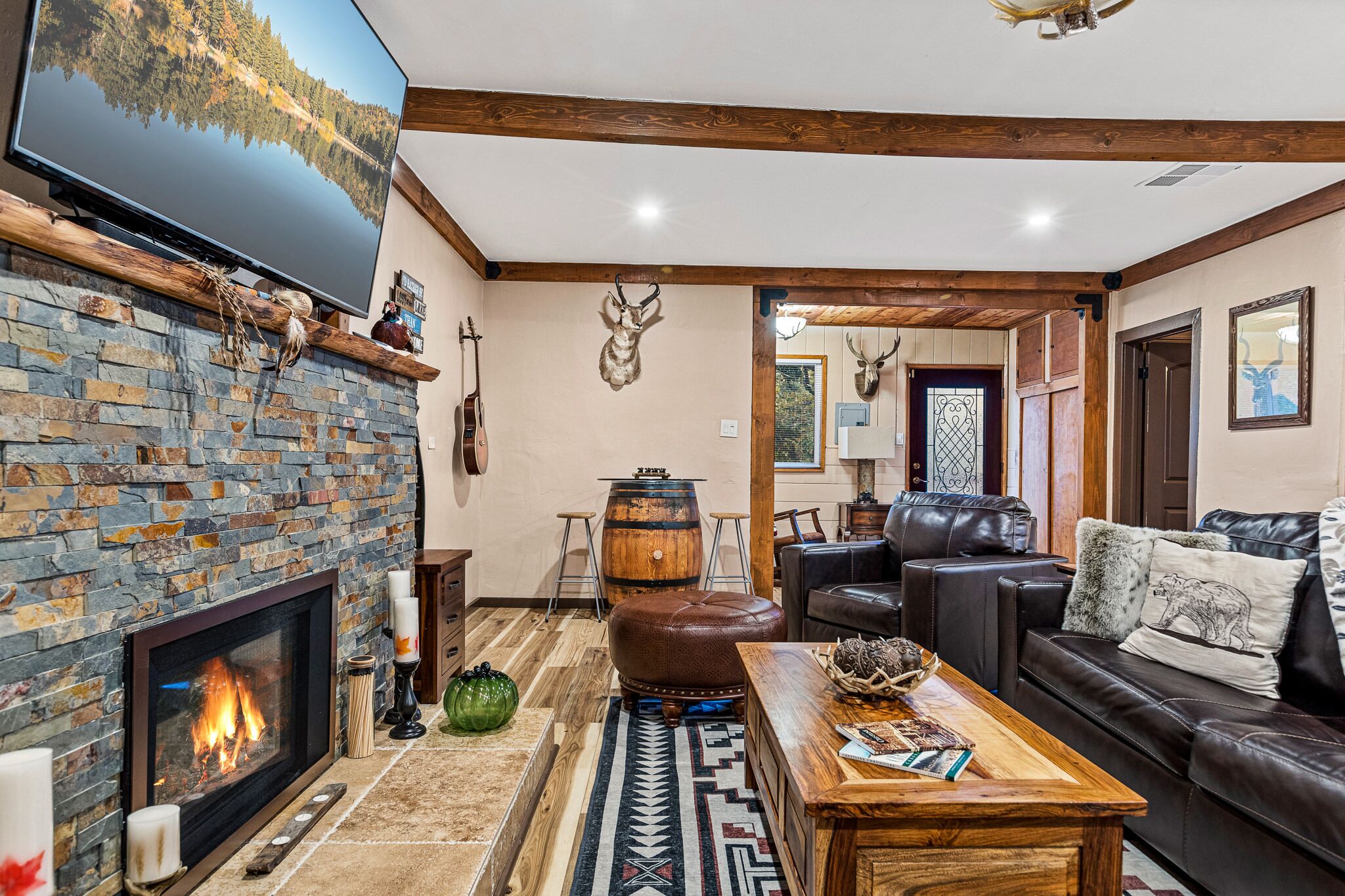 Cozy Mountain Retreat with 3 decks, huge living room, walking distance of shops