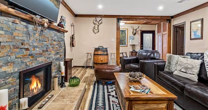 Cozy Mountain Retreat with 3 decks, huge living room, walking distance of shops