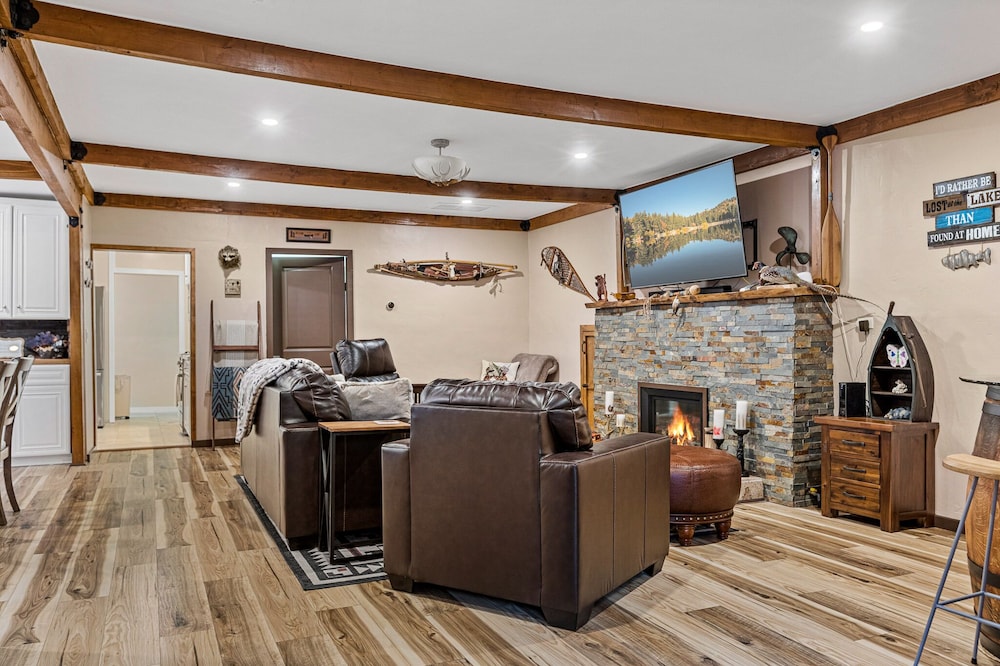 Cozy Mountain Retreat with 3 decks, huge living room, walking distance of shops