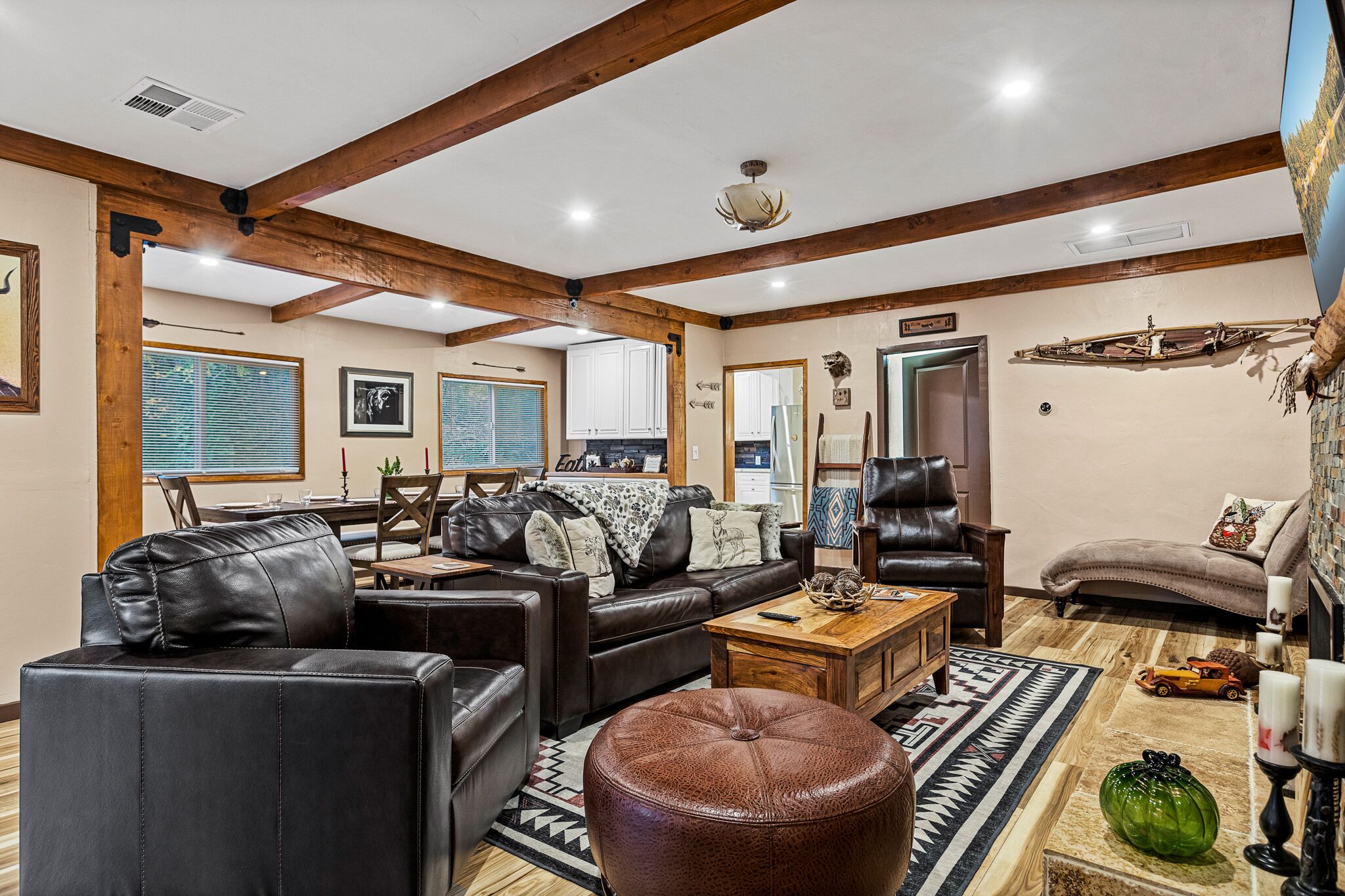 Cozy Mountain Retreat with 3 decks, huge living room, walking distance of shops