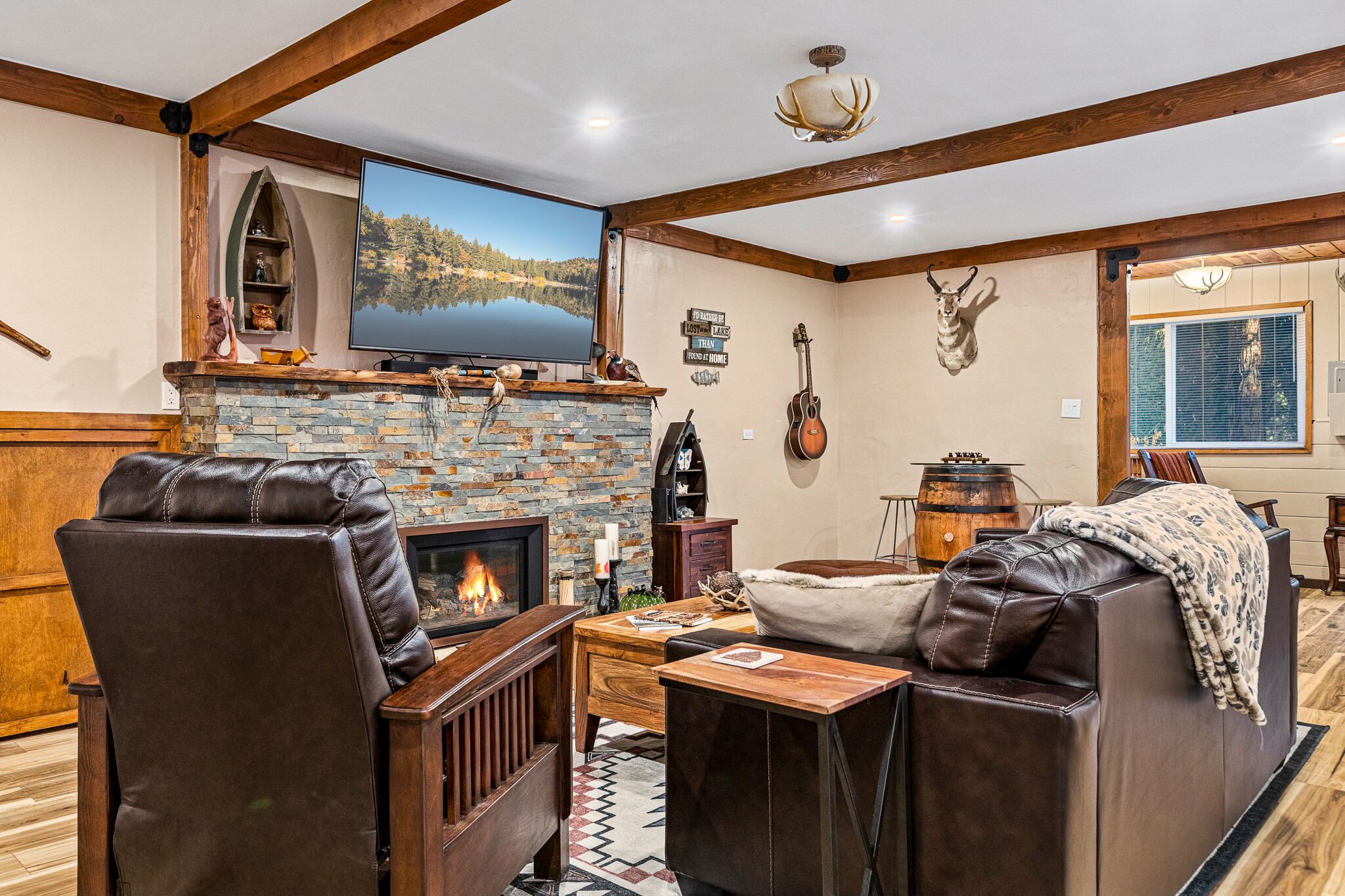Cozy Mountain Retreat with 3 decks, huge living room, walking distance of shops