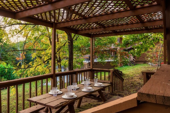 Outdoor dining - NEW Luxe Cabin * Stunning Views * Heated Pool * Sauna * Hot Tub * Location (Gatlinburg)