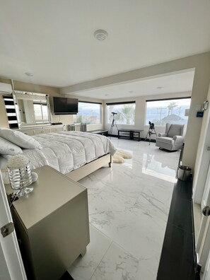 3 bedrooms, desk, iron/ironing board, travel crib