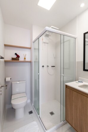 Economy-Studio | Badezimmer | Dusche, Seife, Shampoo, Toilettenpapier