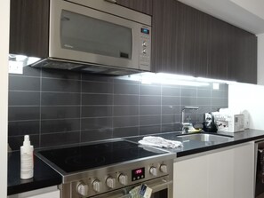 Kühlschrank, Mikrowelle, Ofen, Herdplatte