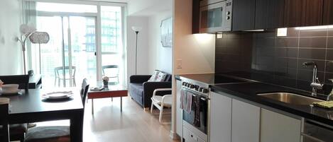 Kühlschrank, Mikrowelle, Ofen, Herdplatte