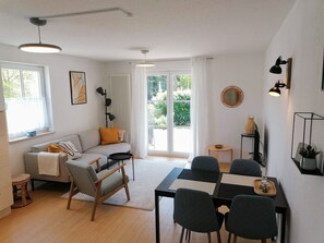 TV, stereo - Vacation apartment M32 "Linde" - Sunny apartment with terrace and WLAN - M32 (Graal-Müritz)