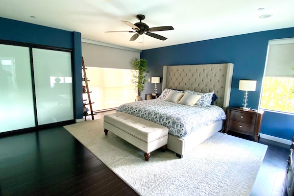 Primary Bedroom (Upstairs / King)