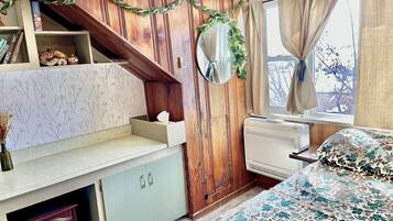 5 bedrooms, desk, iron/ironing board, free WiFi