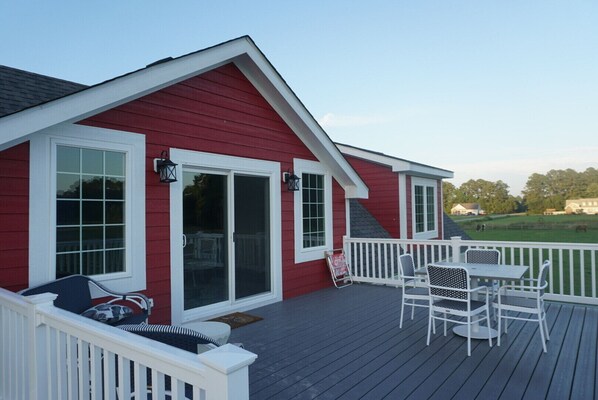 Outdoor dining - New Barn Apartment on 55 acres/waterfront (Elizabeth City)