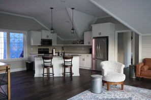 Smart TV, books - New Barn Apartment on 55 acres/waterfront (Elizabeth City)