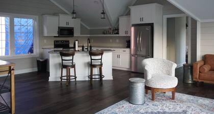 New Barn Apartment on 55 acres/waterfront