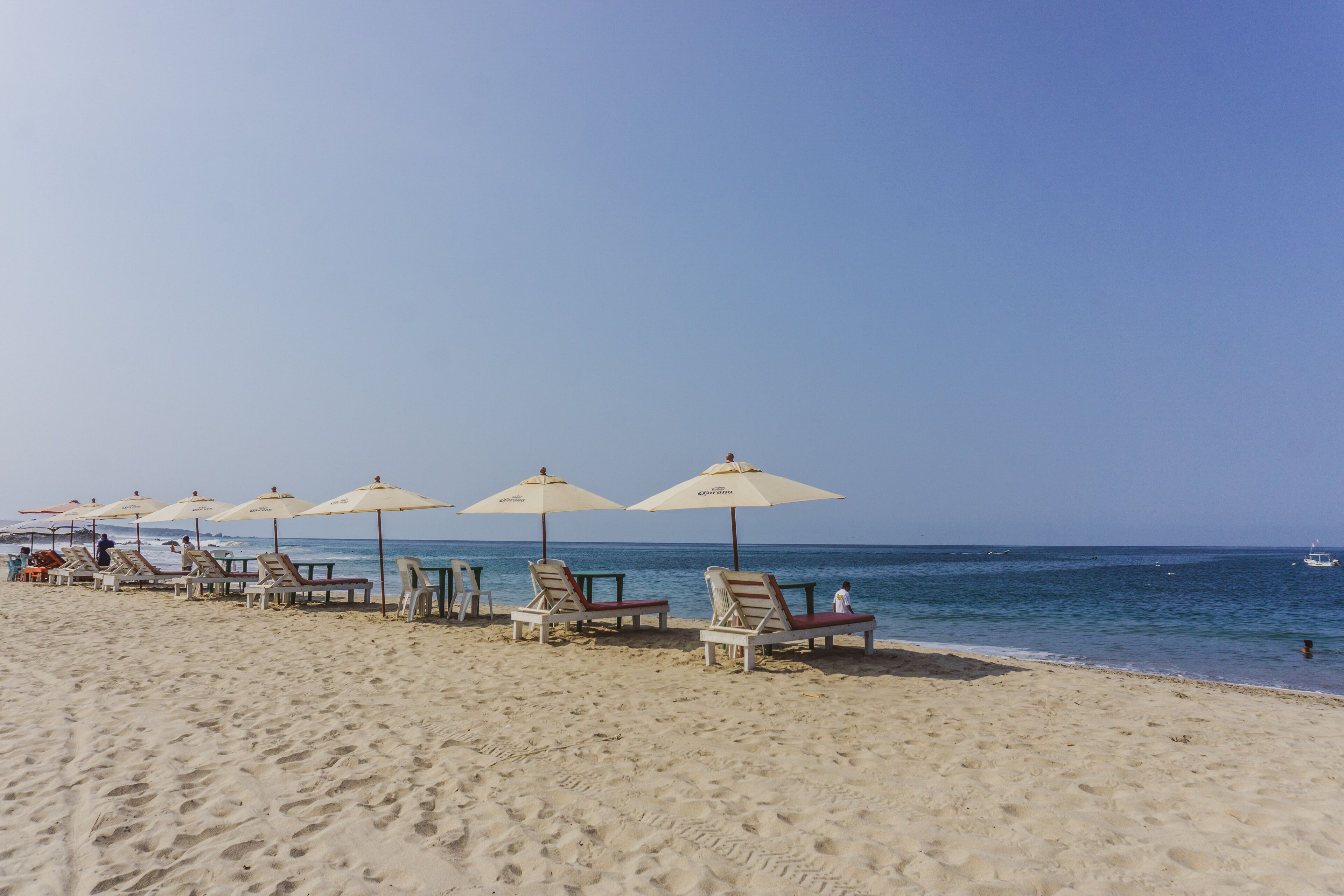 Plage, sable blanc, parasols, serviettes de plage