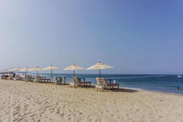 在海滩、白沙、海滩遮阳伞、沙滩毛巾