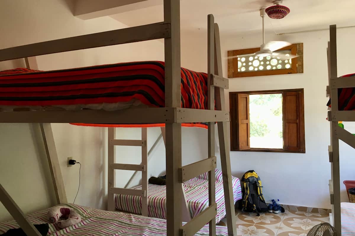 1 chambre, fer et planche Ă repasser, Wi-Fi gratuit, draps fournis