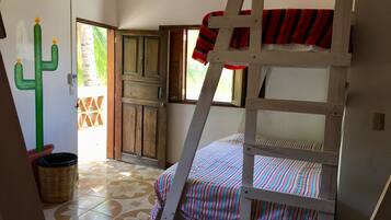 Tabla de planchar con plancha, wifi gratis y ropa de cama