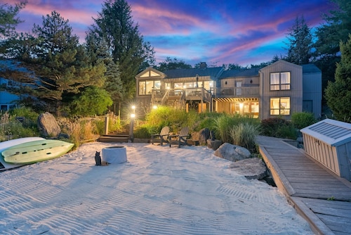 10% off - NEW!! 🌲Beautiful Lakefront Chalet | Private Beach & Kayaks 🛶