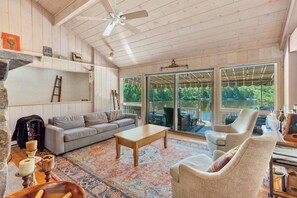 Computer monitors - 10% off - NEW!! 🌲Beautiful Lakefront Chalet | Private Beach & Kayaks 🛶 (Pocono Pines)