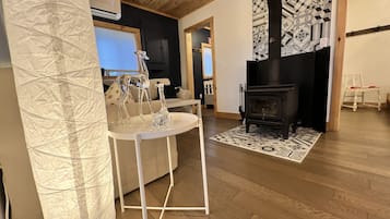 Smart-TV, Kamin, DVD-Player, Bücher