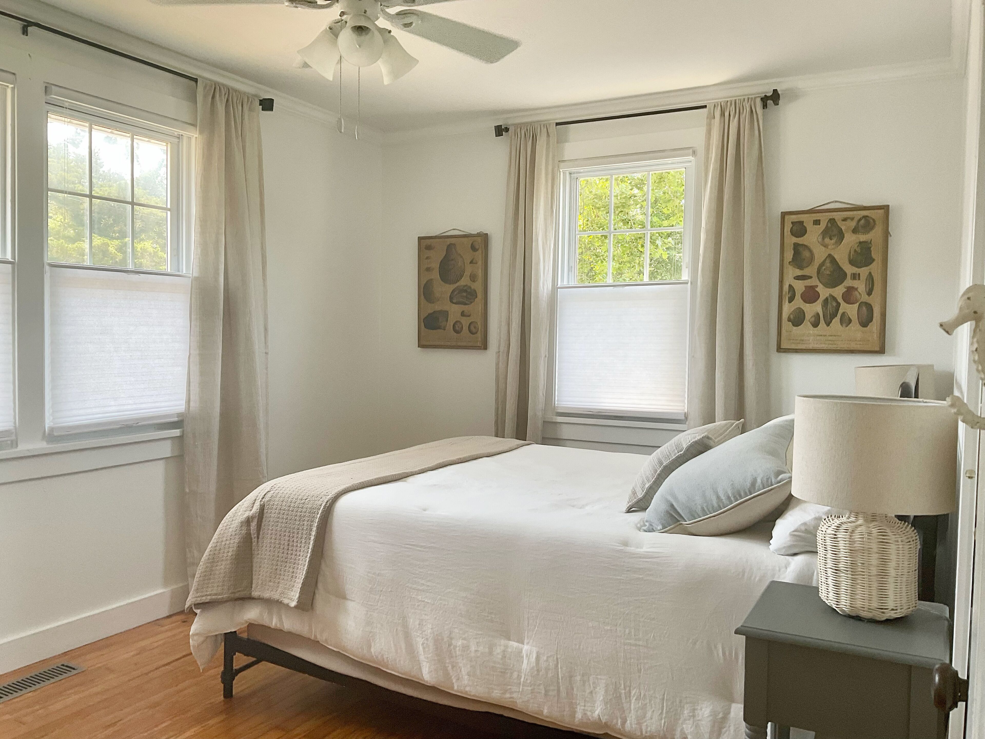 Cozy Cottage Steps to Downtown and 10 minute Drive from the Beach