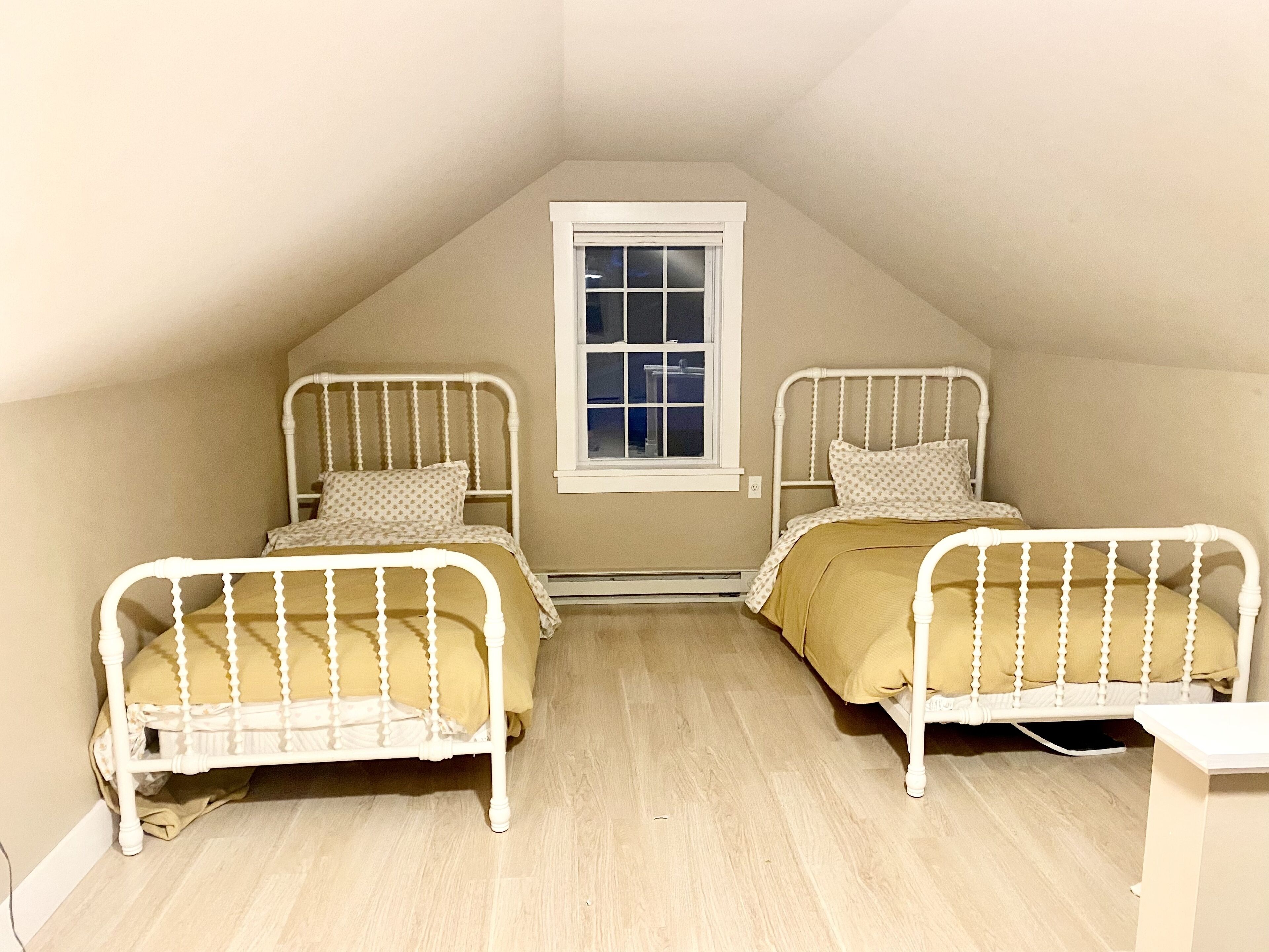 Cozy Cottage Steps to Downtown and 10 minute Drive from the Beach