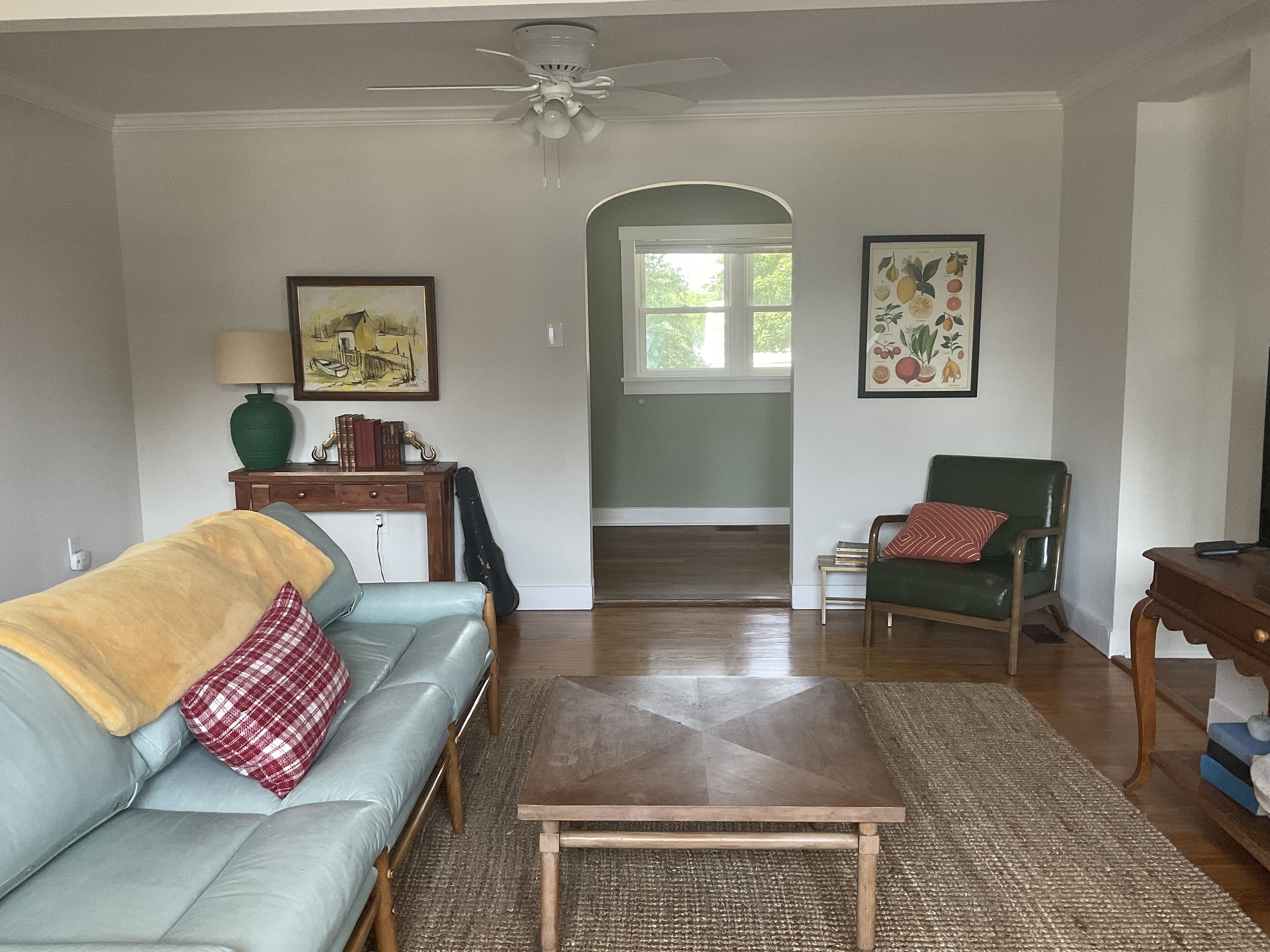 Cozy Cottage Steps to Downtown and 10 minute Drive from the Beach