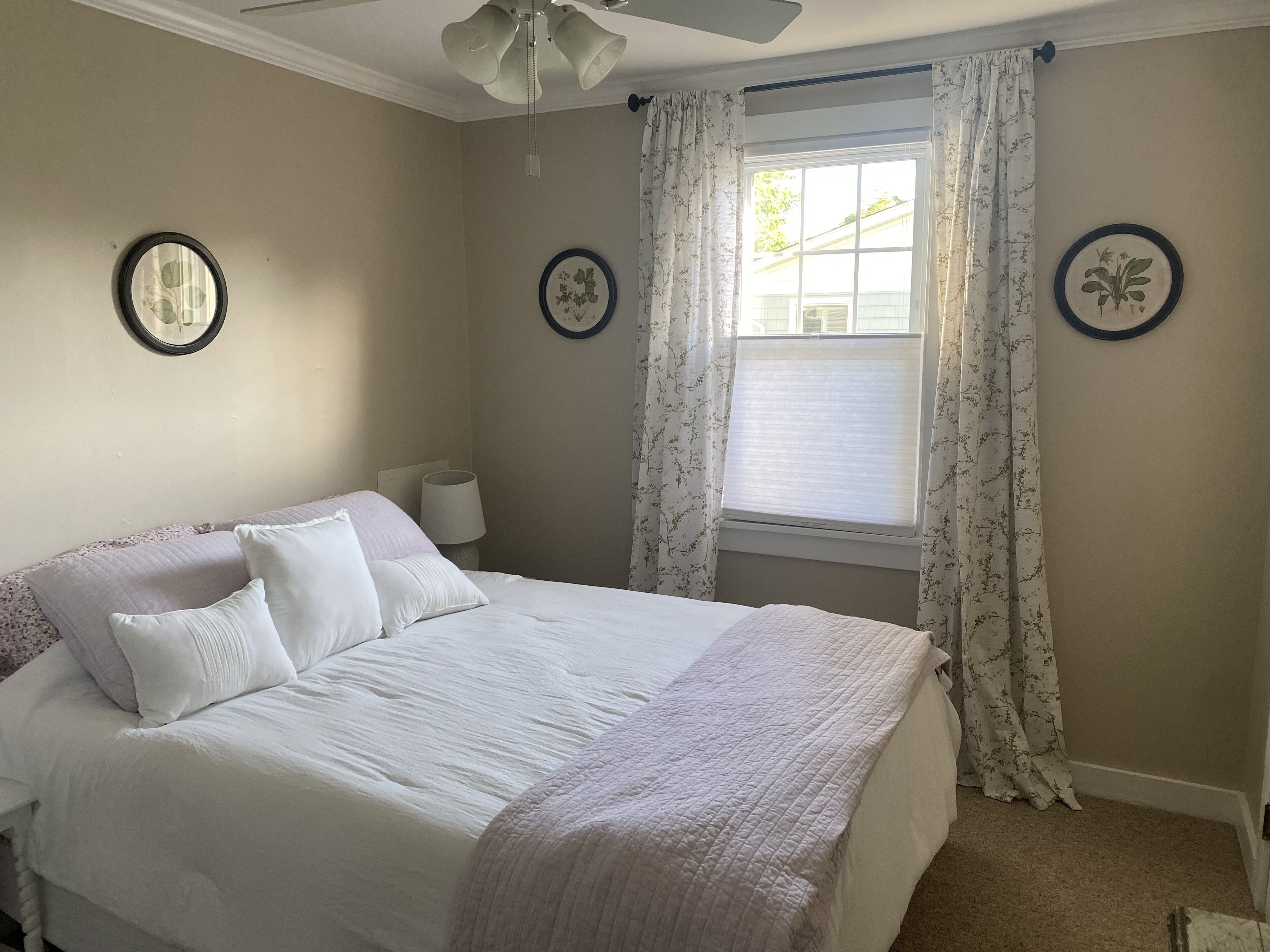 Cozy Cottage Steps to Downtown and 10 minute Drive from the Beach