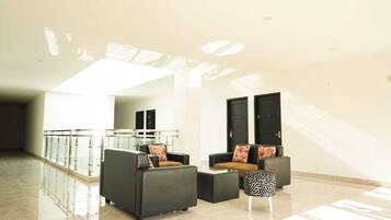 Deluxe Double or Twin Room | Living area