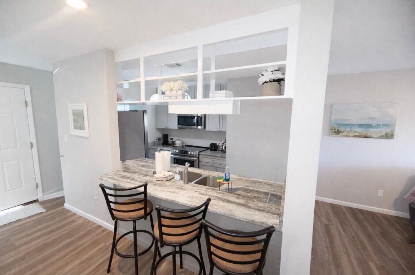 Réfrigérateur, micro-ondes, four, plaque de cuisson