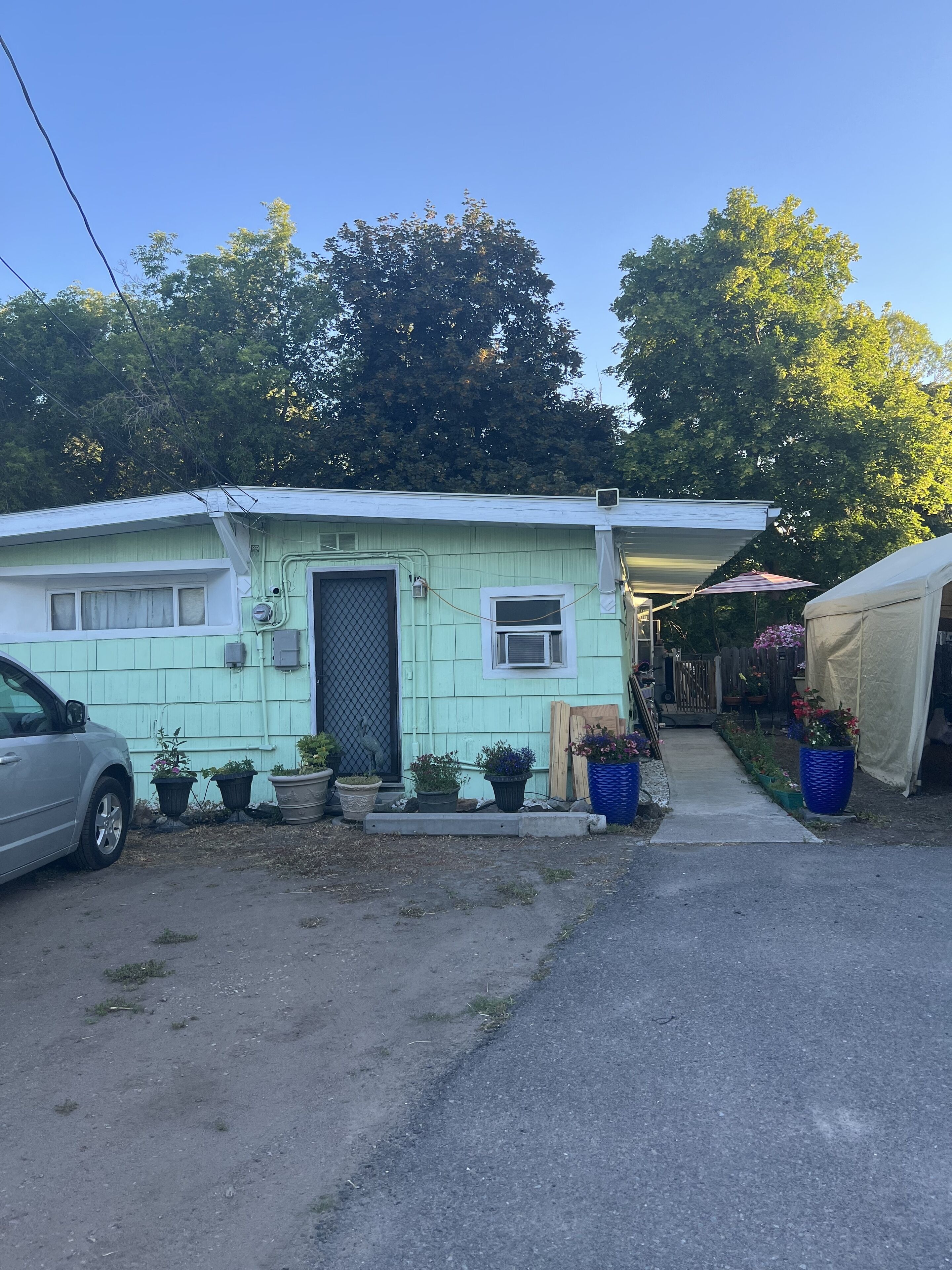 A Cheerful 1 and half house located in Missoula Montana. Sleeps 3 people only.