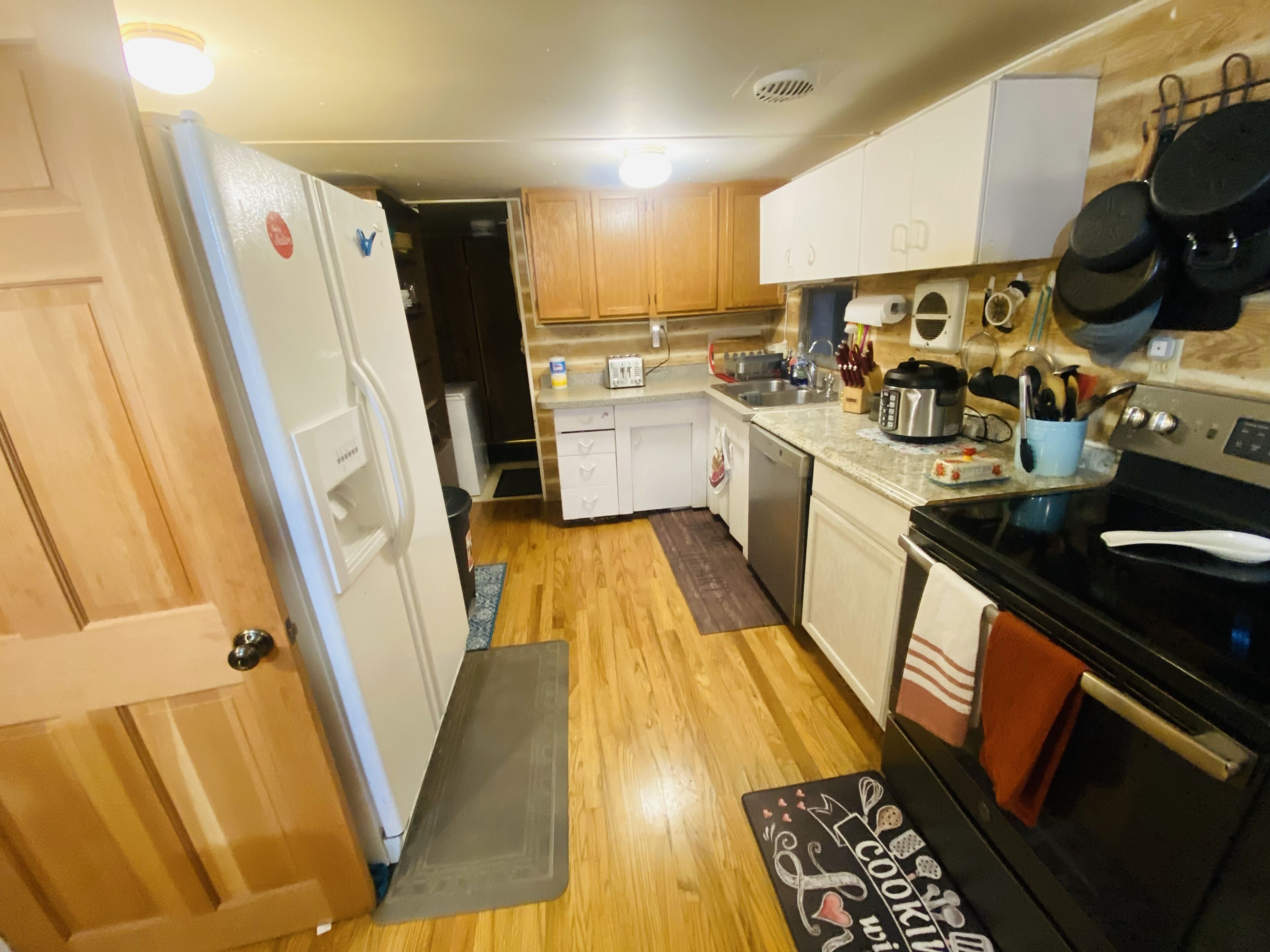 A Cheerful 1 and half house located in Missoula Montana. Sleeps 3 people only.