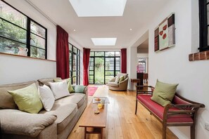 Älytelevisio, takka, työhuone