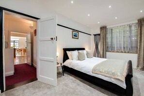 2 Schlafzimmer, Schreibtisch, Bügeleisen/Bügelbrett, Reisekinderbett