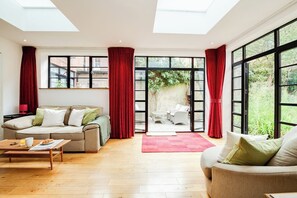 Smart TV, chimenea y oficina 