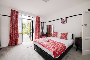 2 chambres, bureau, fer et planche à repasser, lit parapluie