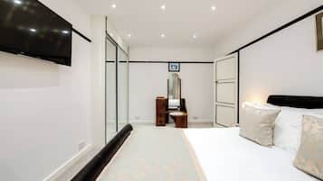 2 bedrooms, desk, iron/ironing board, travel cot