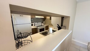 ثلاجة، ميكروويف، فرن، موقد طهي مسطح