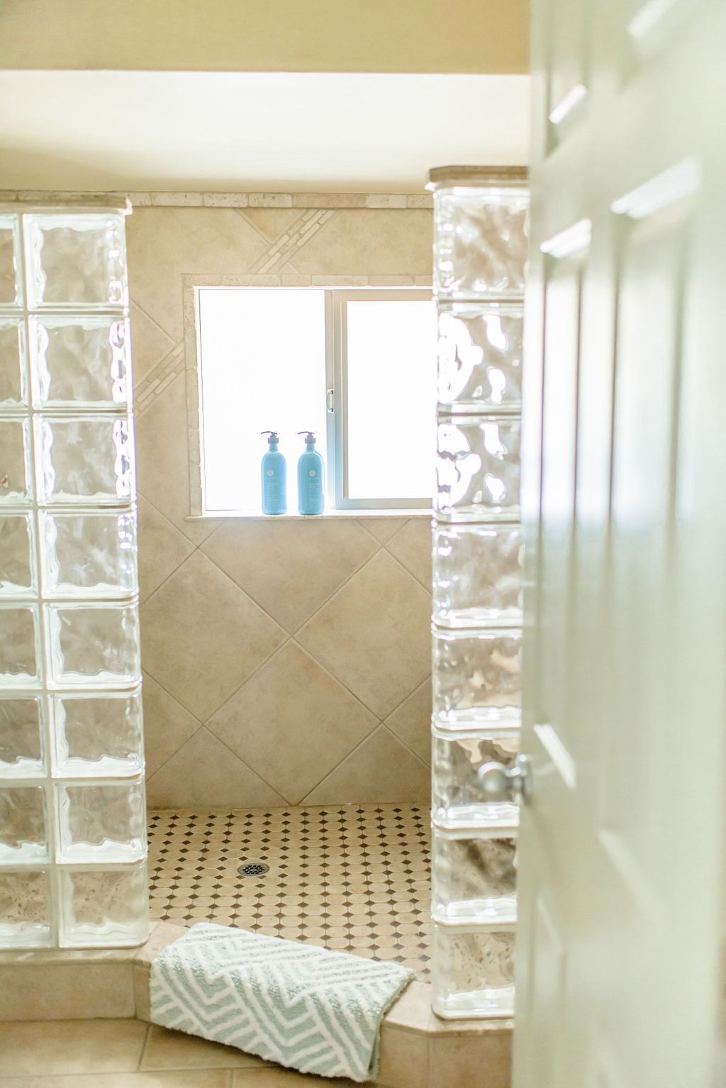Combined shower/tub, hair dryer, towels