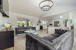 TV - NEW Modern 3 Bedroom “10 minute walk to the Beach” (Oranjestad)