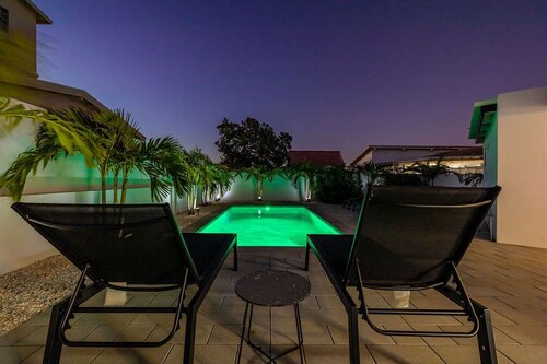 NEW Modern 3 Bedroom “10 minute walk to the Beach”